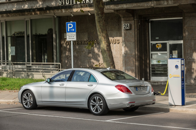 2015-Mercedes-Benz-S550-Plug-In-Hybrid-charging