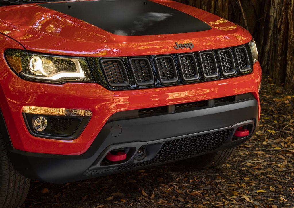 2017-Jeep-Compass-Trailhawk-front-grille